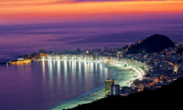 Um dos maiores réveillon do mundo ocorre na praia de Copacabana, Rio de Janeiro.