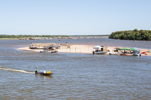 Ilha arenosa em curso do rio Araguaia.