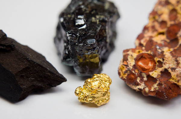 Recursos minerais sobre uma mesa: ouro, bauxita, carvão-preto e carvão-marrom. Recursos minerais sobre uma mesa: ouro, bauxita, carvão-preto e carvão-marrom.