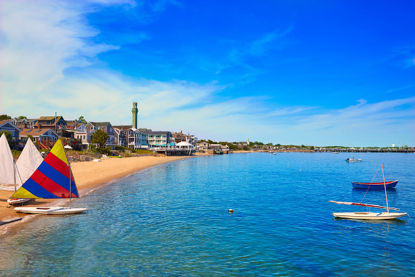 Alguns barcos em uma praia de Cabe Cod, em Massachusetts.