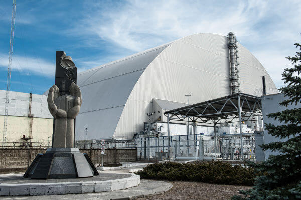 Estrutura de contenção construída para impedir o vazamento de mais material radioativo em Chernobyl.**
